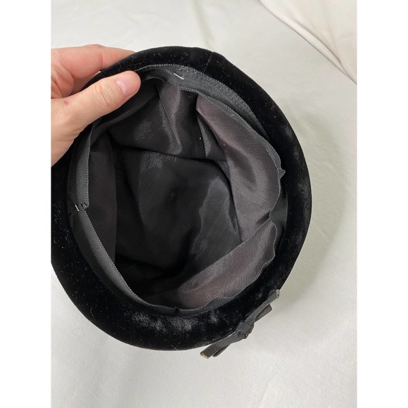 Vintage black velvet hat - Picture 4 of 7